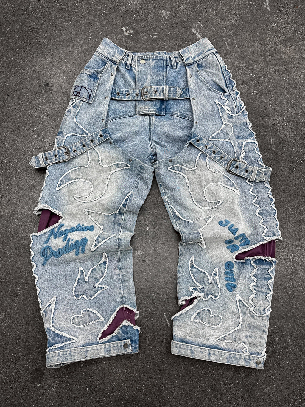 "ADVENTURES" Jeans